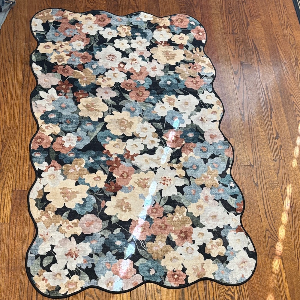 Scalloped Floral Rug